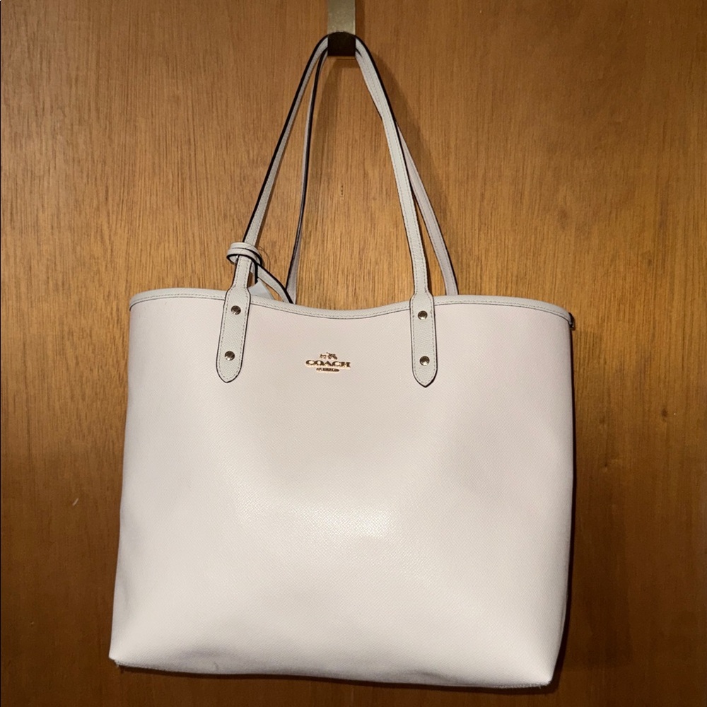 •COACH•WHITE & BEIGE REVERSIBLE CITY TOTE IN SIGNATURE “C” CANVAS & LEATHER EUC - Picture 4 of 16